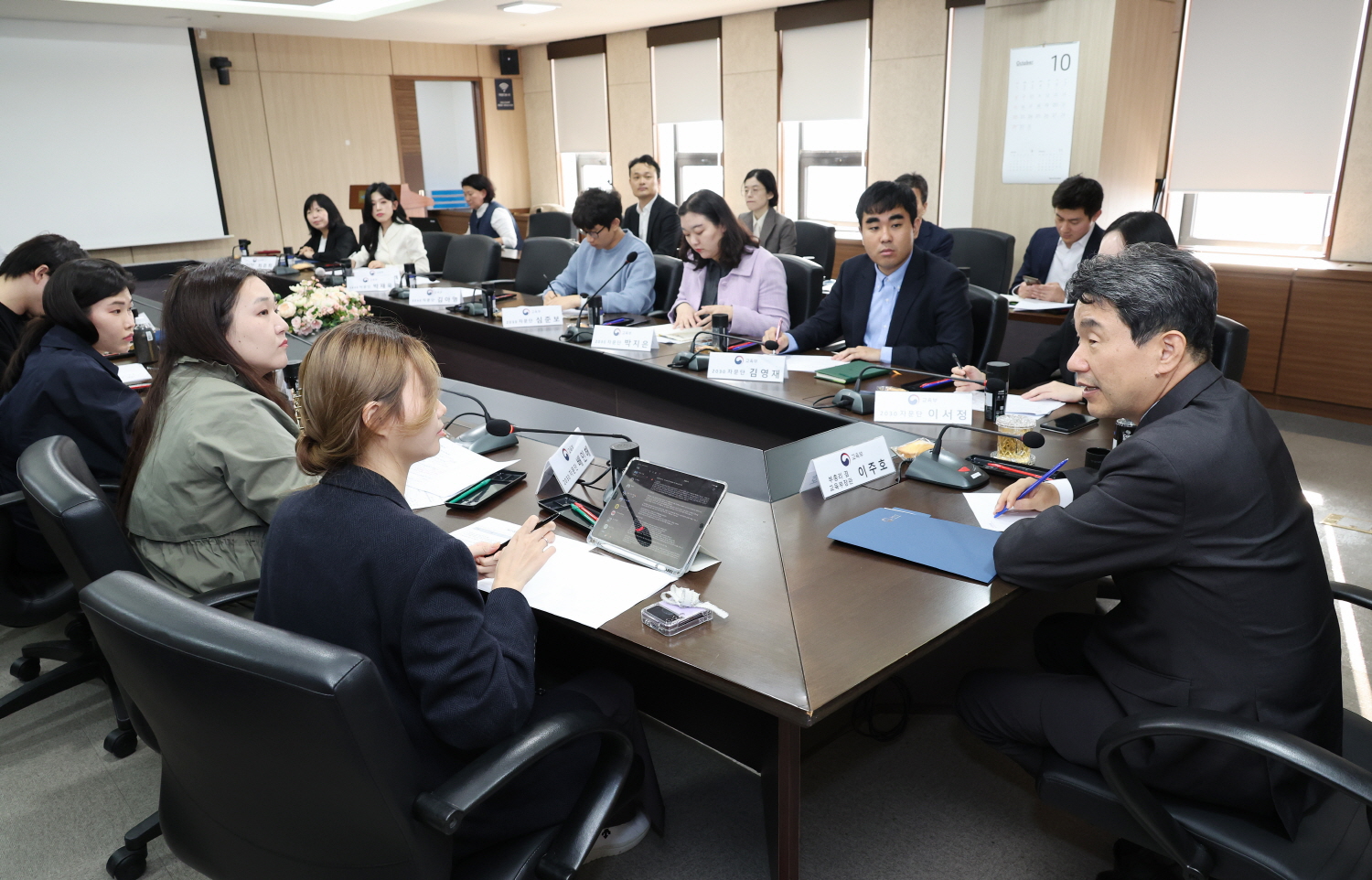 이주호 부총리 겸 교육부장관은 10월 31일(화), 한국교육시설안전원에서 ‘2030 자문단 체인져스(CHANGERS)’가 제안한 10대 제안 과제에 대해 논의했다.