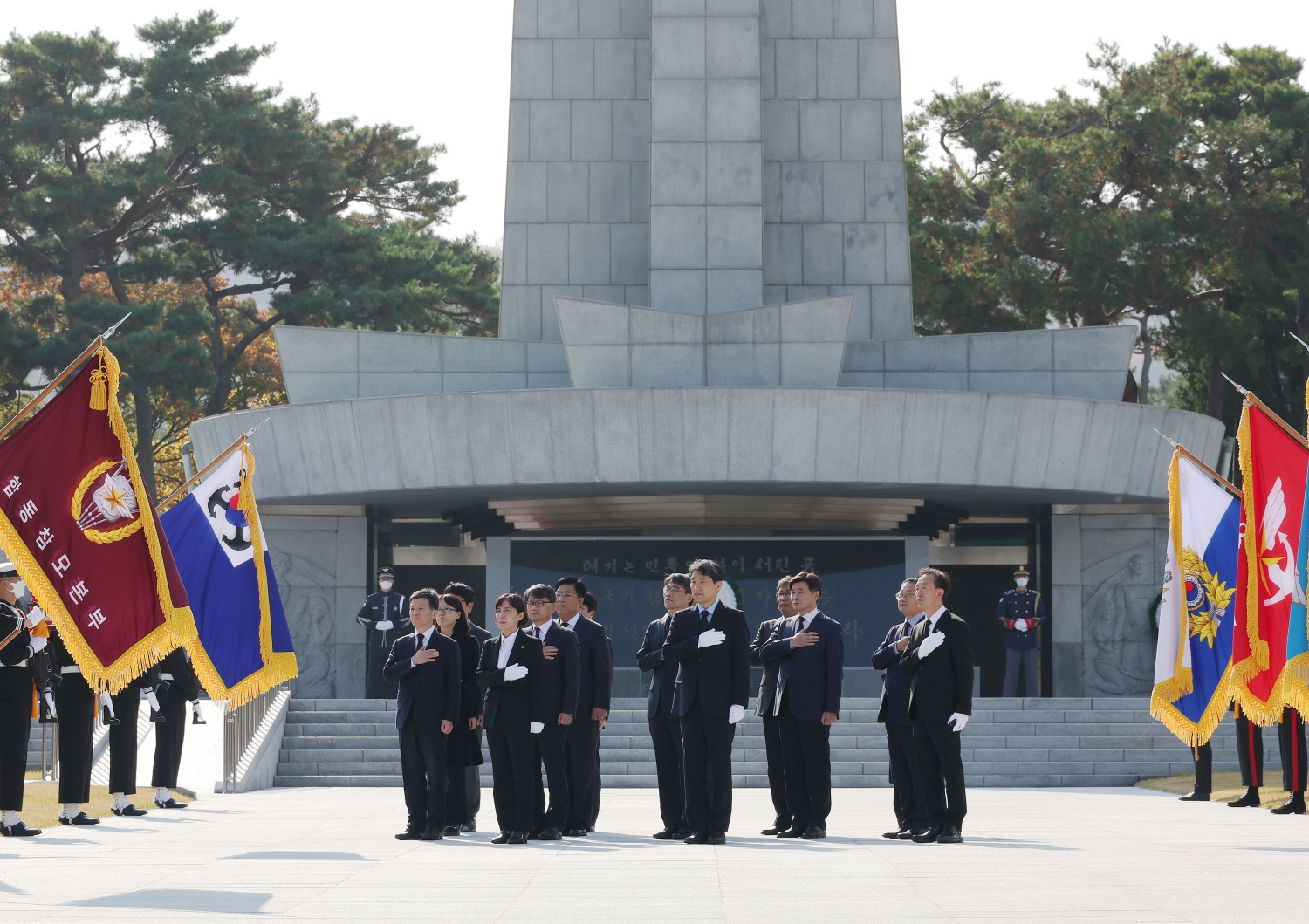 이주호 부총리 겸 교육부 장관은 11월 7일(월) 서울 동작구 국립현충원을 찾아 현충탑 참배를 하며 업무를 시작했다.
