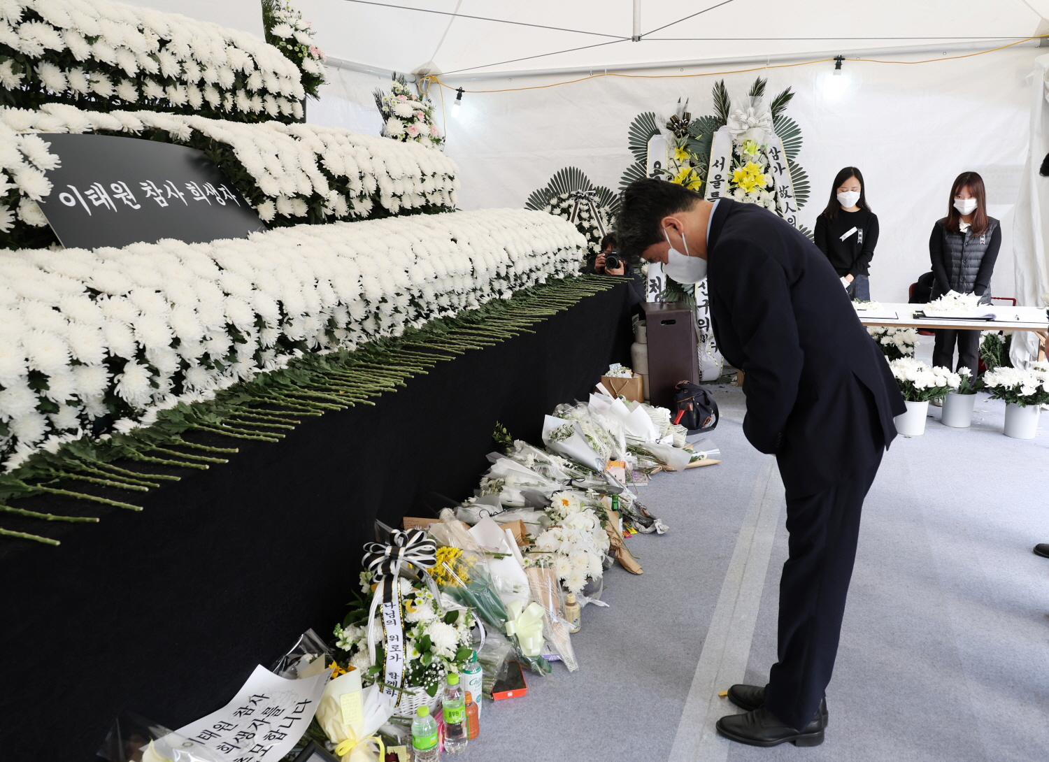 이주호 부총리 겸 교육부장관은 11월 7일(월) 서울 녹사평역 광장에 마련된 이태원 참사 희생자 합동분향소를 조문했다.