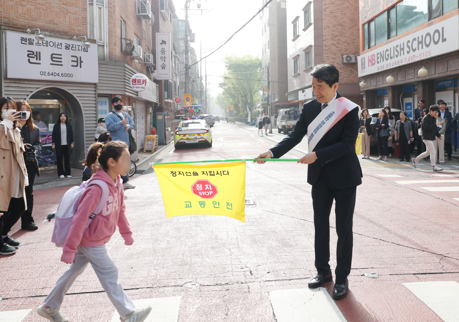 이주호 부총리 겸 교육부장관은 4월 17일(수), 서울 신자초등학교 통학로에서 열리는 등굣길 어린이 교통안전 캠페인 행사에 참여했다.