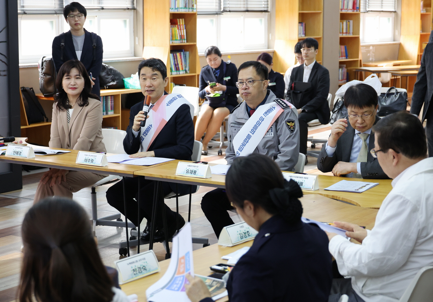 이주호 부총리 겸 교육부장관은 4월 17일(수), 서울 신자초등학교 통학로에서 열리는 등굣길 어린이 교통안전 캠페인 행사에 참여했다.