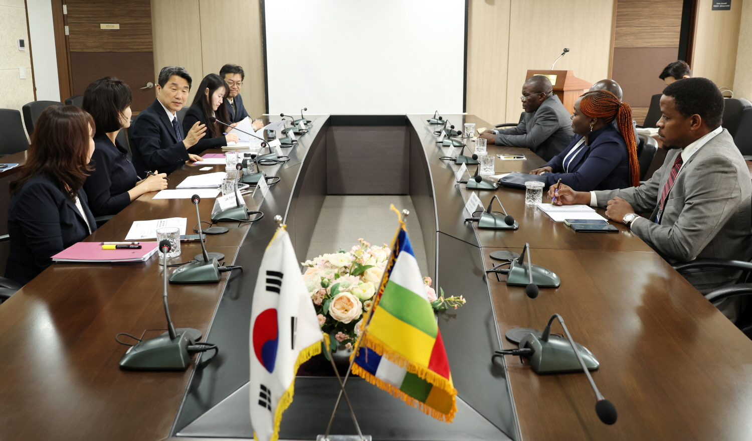 이주호 부총리 겸 교육부 장관은 6월 5일(수), 한국교육시설안전원에서 리샤르 필라코타(Richard FILAKOTA) 중앙아프리카공화국 경제기획협력부 장관과 면담했다.