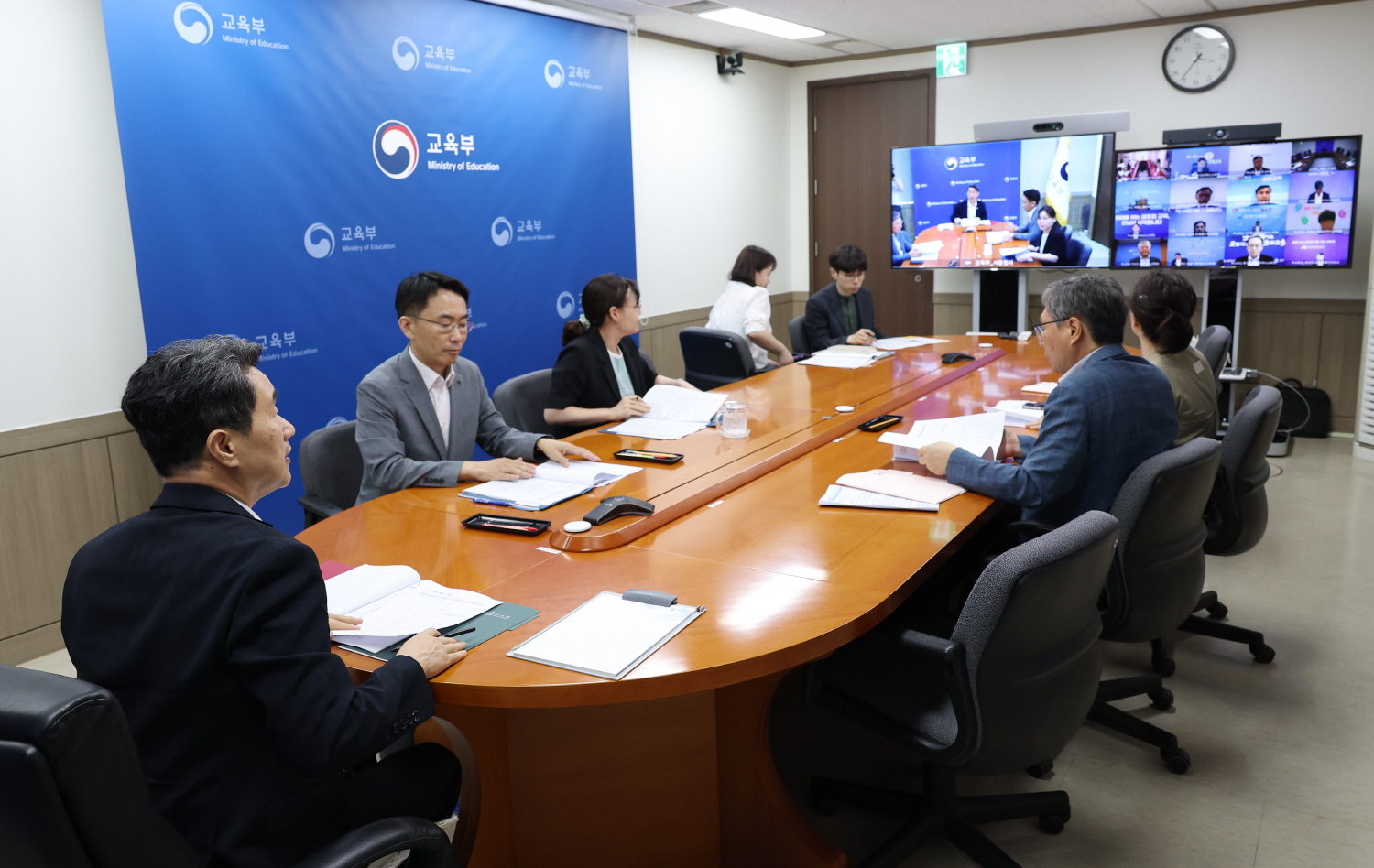 이주호 부총리 겸 교육부 장관은 7월 3일(수), 2학기 전국 모든 초등학교에 늘봄학교 전면 시행을 앞두고 시도부교육감 회의를 개최했다.