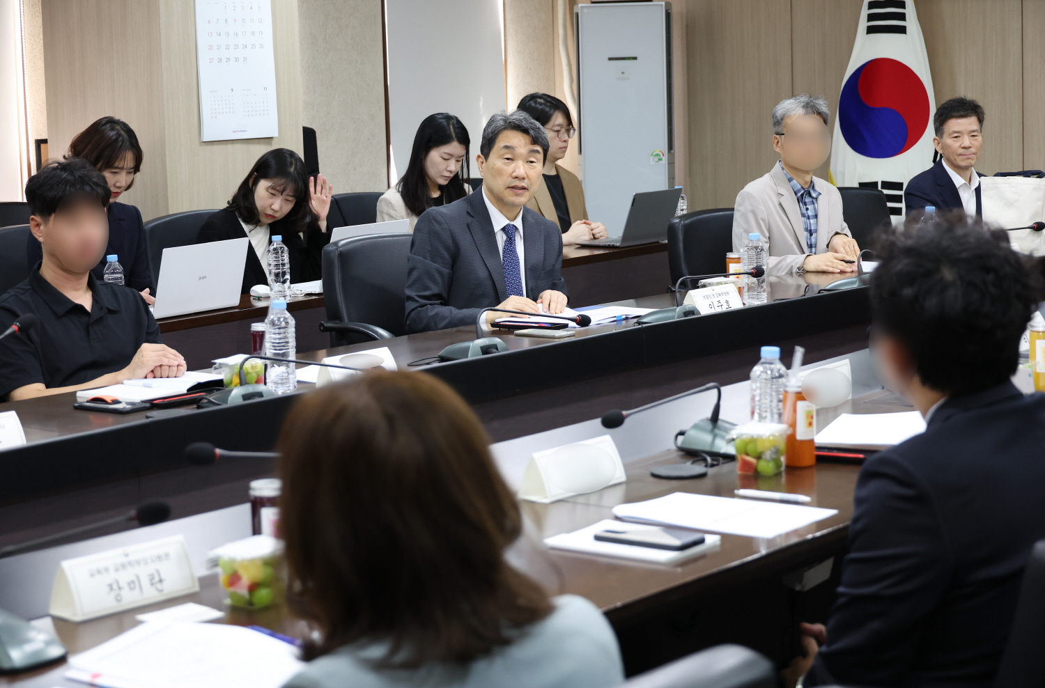 이주호 부총리 겸 교육부 장관은 10월 2일(수), 한국교육시설안전원에서 ‘교원 역량 개발 지원’을 주제로 현장 교원들과 함께 ‘제47차 함께 차담회’를 개최했다.