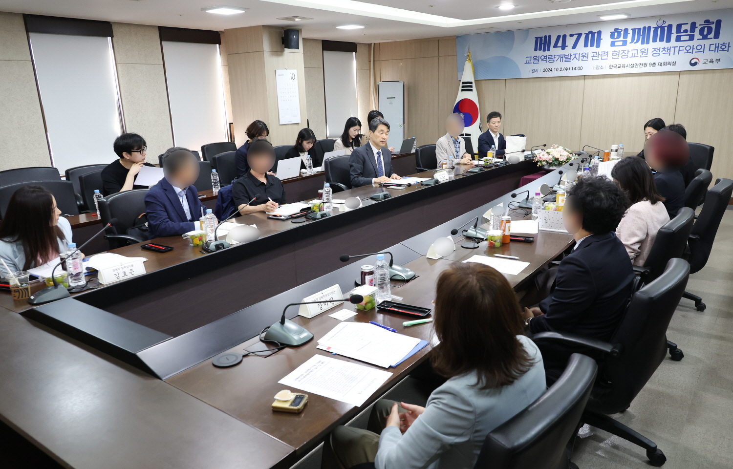 이주호 부총리 겸 교육부 장관은 10월 2일(수), 한국교육시설안전원에서 ‘교원 역량 개발 지원’을 주제로 현장 교원들과 함께 ‘제47차 함께 차담회’를 개최했다.