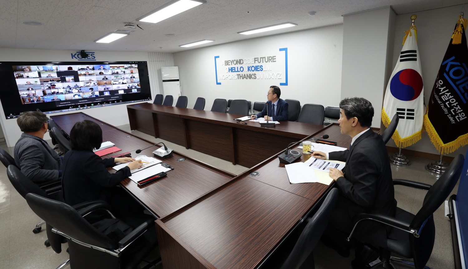 이주호 부총리 겸 교육부 장관은 10월 11일(금), 한국교육시설안전원에서 의과대학 운영 대학 40개 총장들과 간담회를 개최