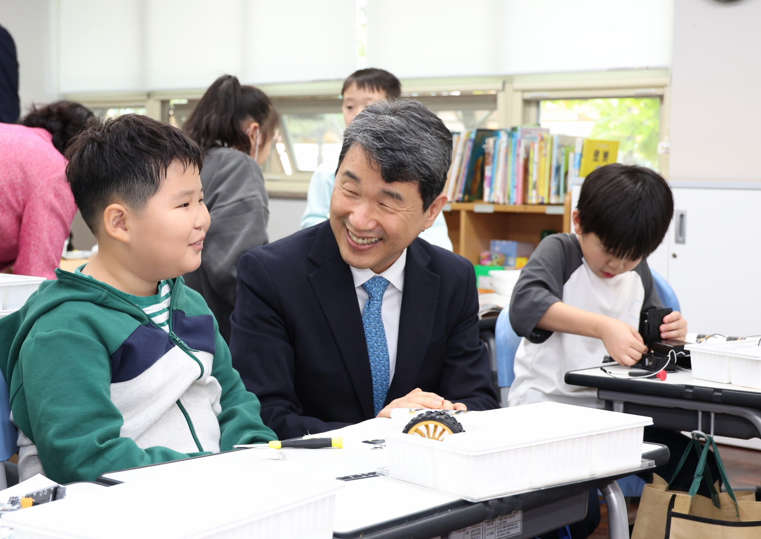 이주호 부총리 겸 교육부장관은 10월 21일(월), 부산 양정초에서 ‘늘봄학교 발전 방향’을 주제로 제50차 함께차담회를 개최했다.