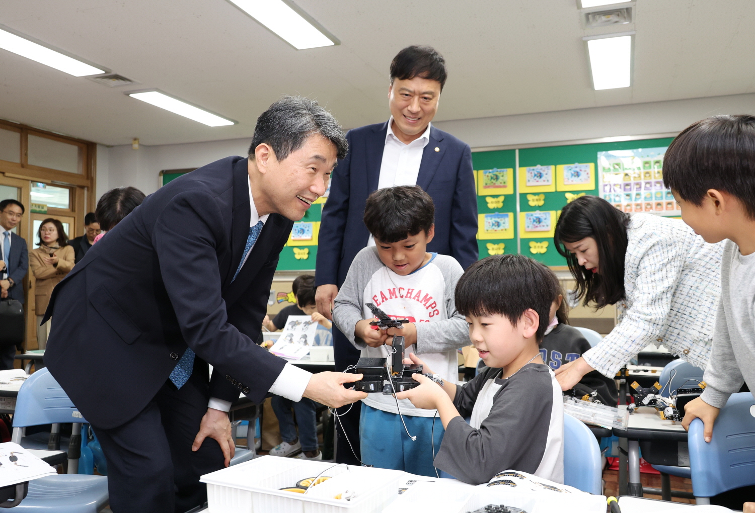 이주호 부총리 겸 교육부장관은 10월 21일(월), 부산 양정초에서 ‘늘봄학교 발전 방향’을 주제로 제50차 함께차담회를 개최했다.