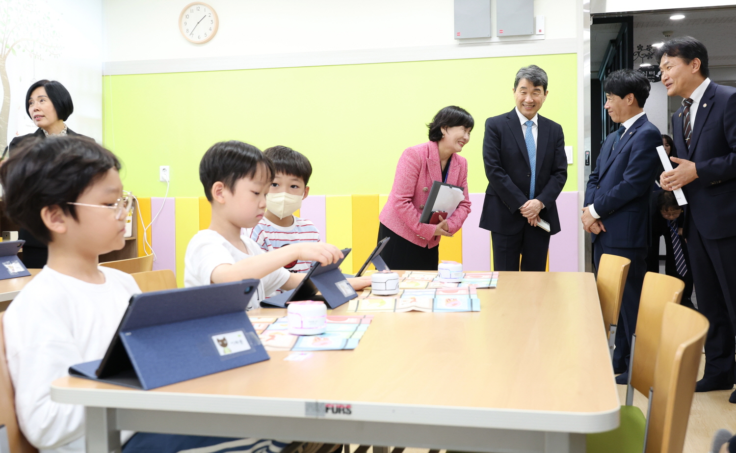 이주호 부총리 겸 교육부장관은 10월 21일(월), 부산 양정초에서 ‘늘봄학교 발전 방향’을 주제로 제50차 함께차담회를 개최했다.