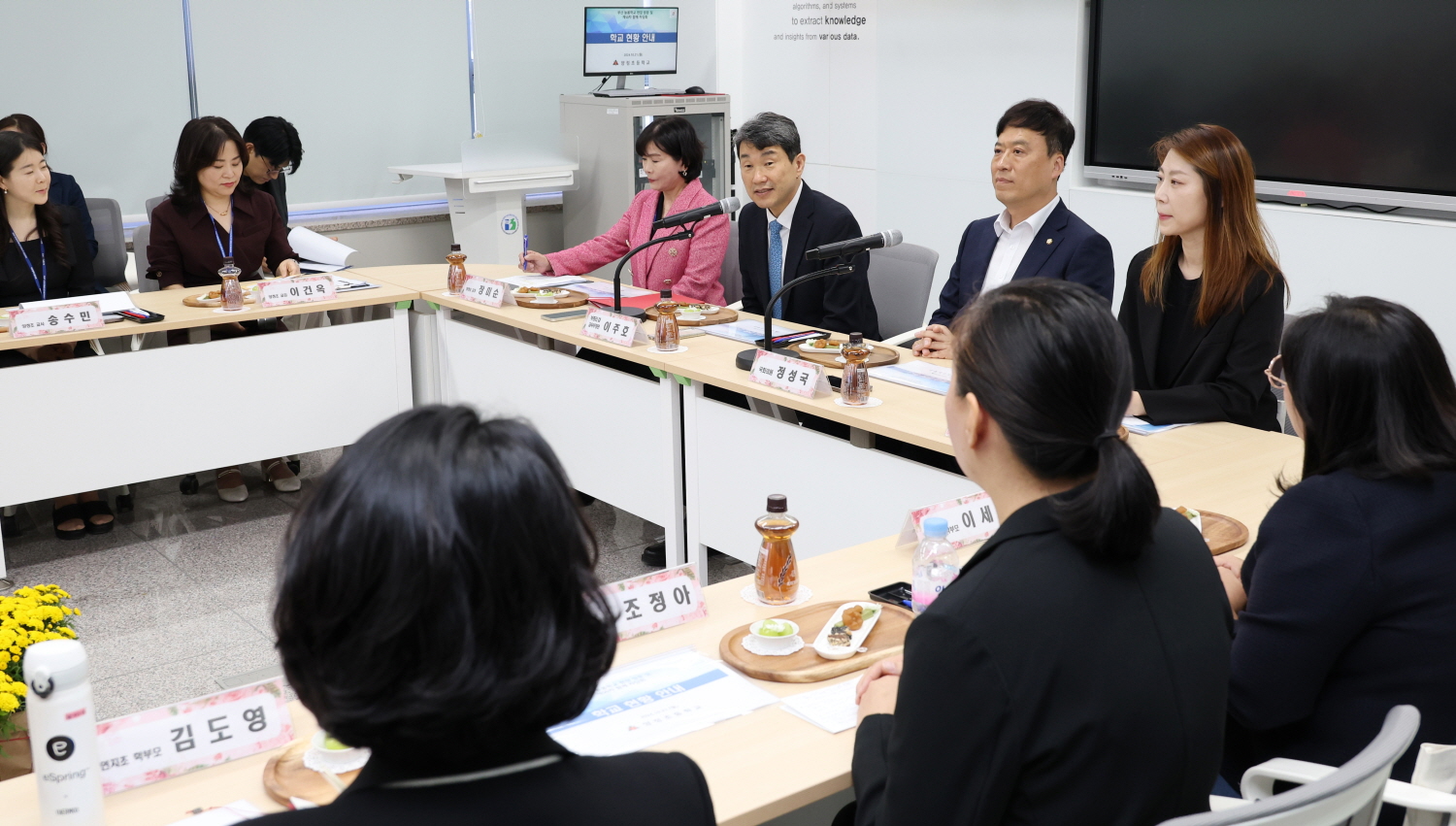 이주호 부총리 겸 교육부장관은 10월 21일(월), 부산 양정초에서 ‘늘봄학교 발전 방향’을 주제로 제50차 함께차담회를 개최했다.