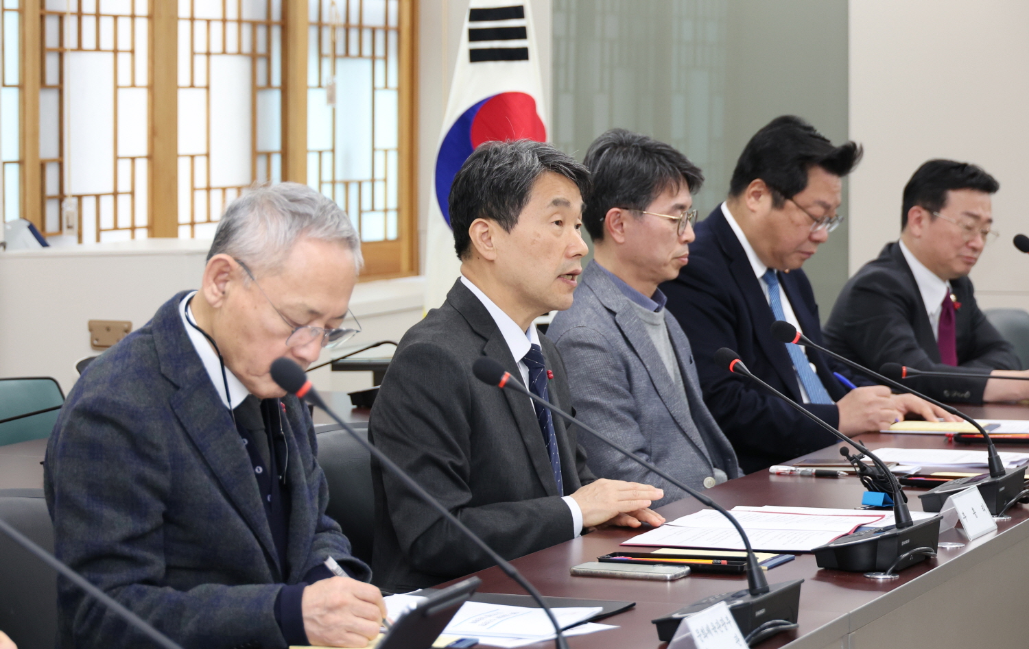 이주호 부총리겸 교육부장관은 15일 정부서울청사에서 사회관계 장관 긴급 간담회를 개최했다.