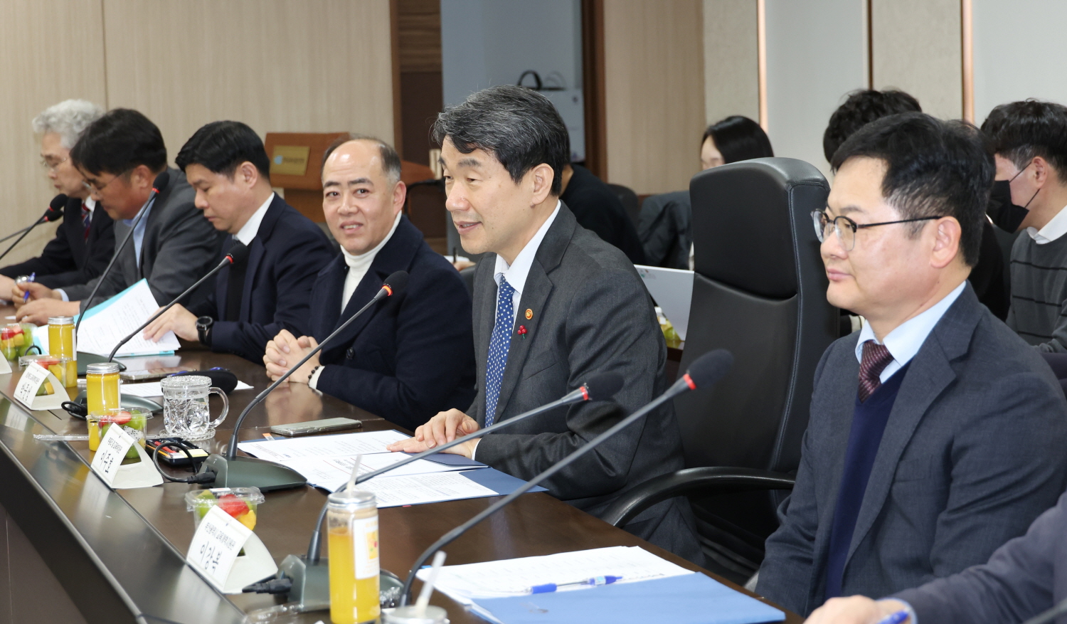 이주호 부총리 겸 교육부 장관은 1월 21일(화), 한국교육시설안전원에서 지역 격차를 해소하고 모든 지역의 균형 있는 성장을 도모하기 위한 현장 의견을 청취하기 위해 제63차 함께 차담회를 개최했다.