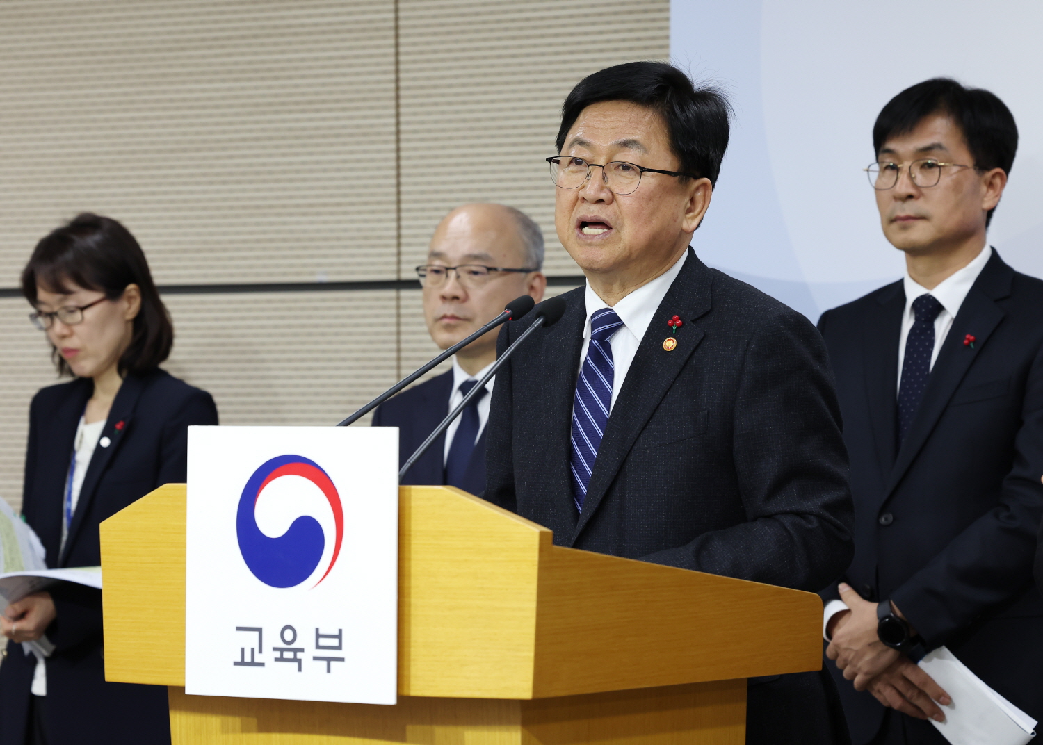 최교진 교육부 장관은 12월 12일(금), 정부세종청사에서 부처 업무보고 브리핑을 갖고