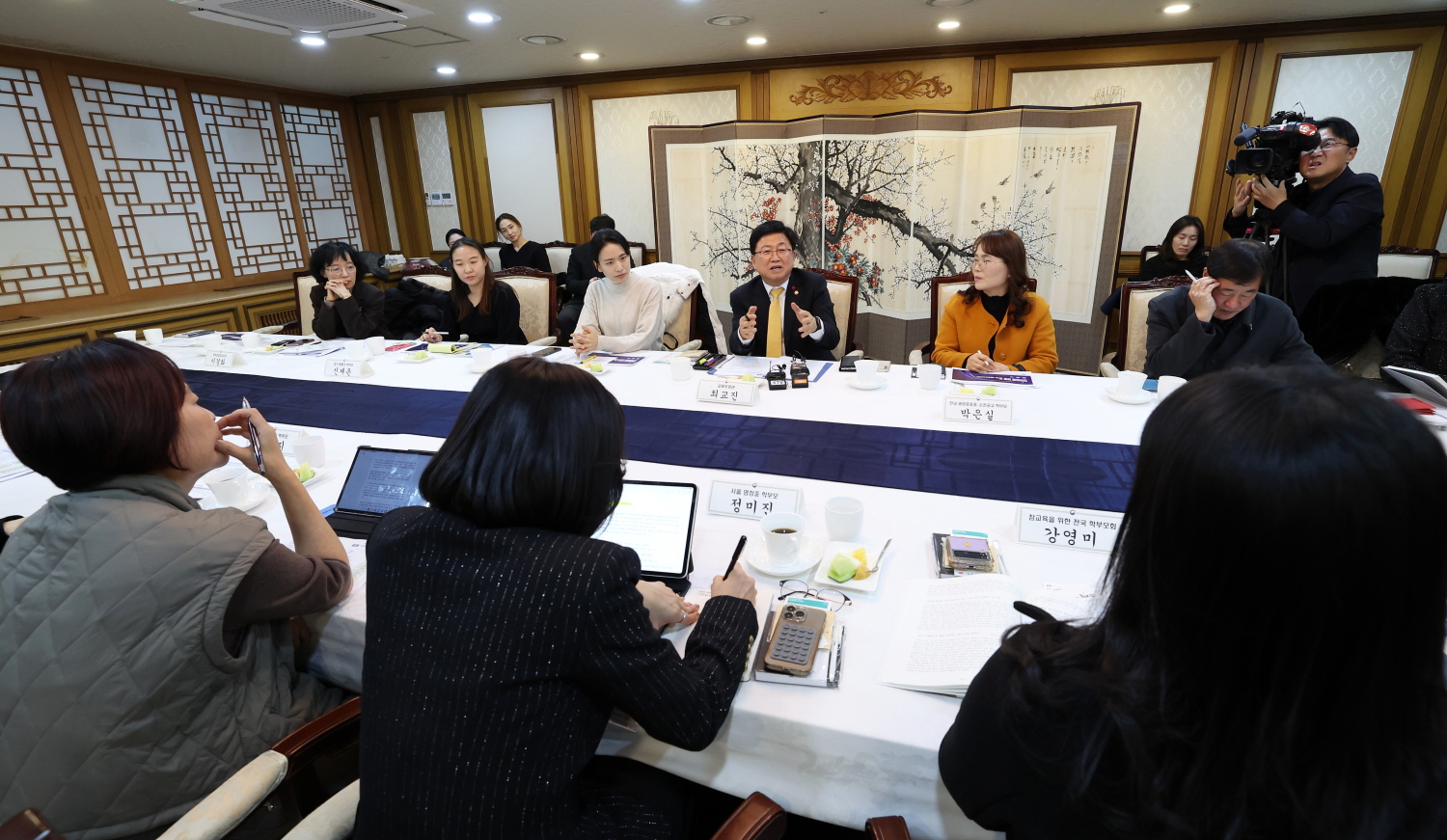 최교진 교육부 장관은 12월 18일(목), 정부서울청사에서 학부모 단체 대표, 현장 학부모들과 함께 ‘제1차 교육진담 간담회’를 개최했다.