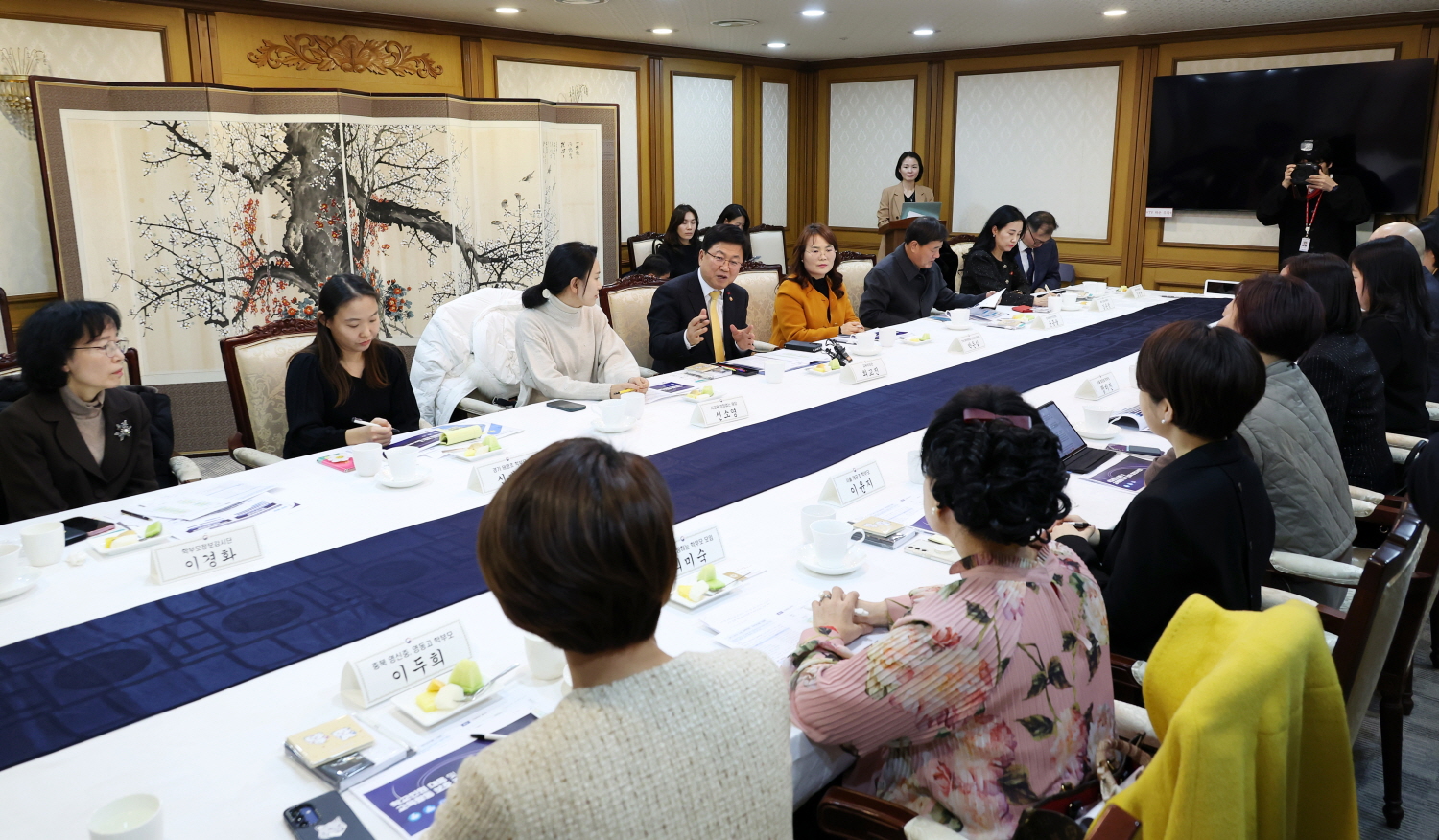 최교진 교육부 장관은 12월 18일(목), 정부서울청사에서 학부모 단체 대표, 현장 학부모들과 함께 ‘제1차 교육진담 간담회’를 개최했다.