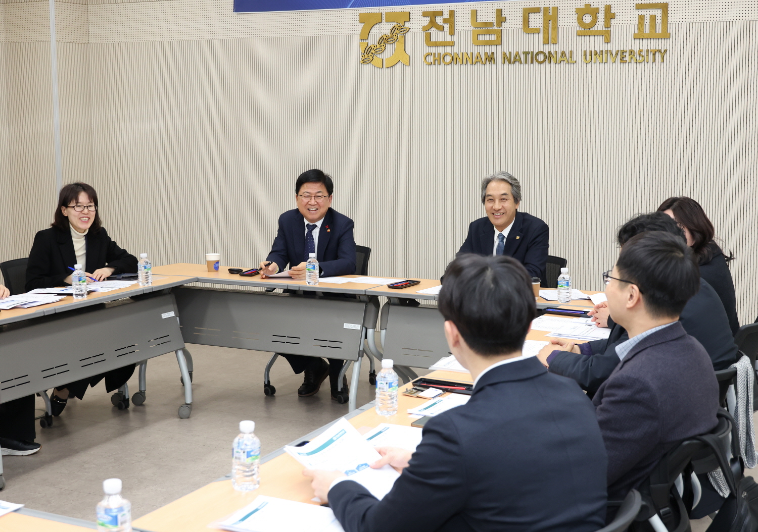 최교진 교육부 장관은 12월 19일(금), 전남대학교에서 「국가균형성장을 위한 지방대학 육성방안」 마련을 위한 서남·전북권 현장 간담회를 개최했다.